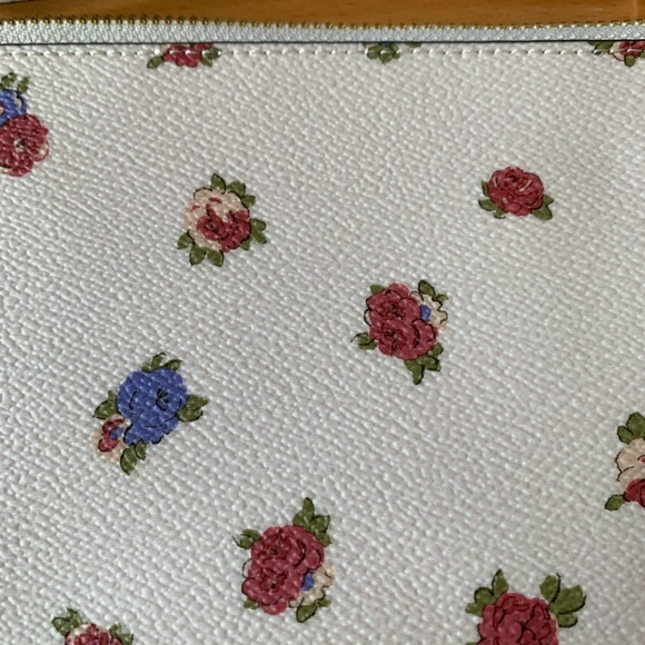 Coach Vintage Rose Small Wristlet - Picture 3 of 6